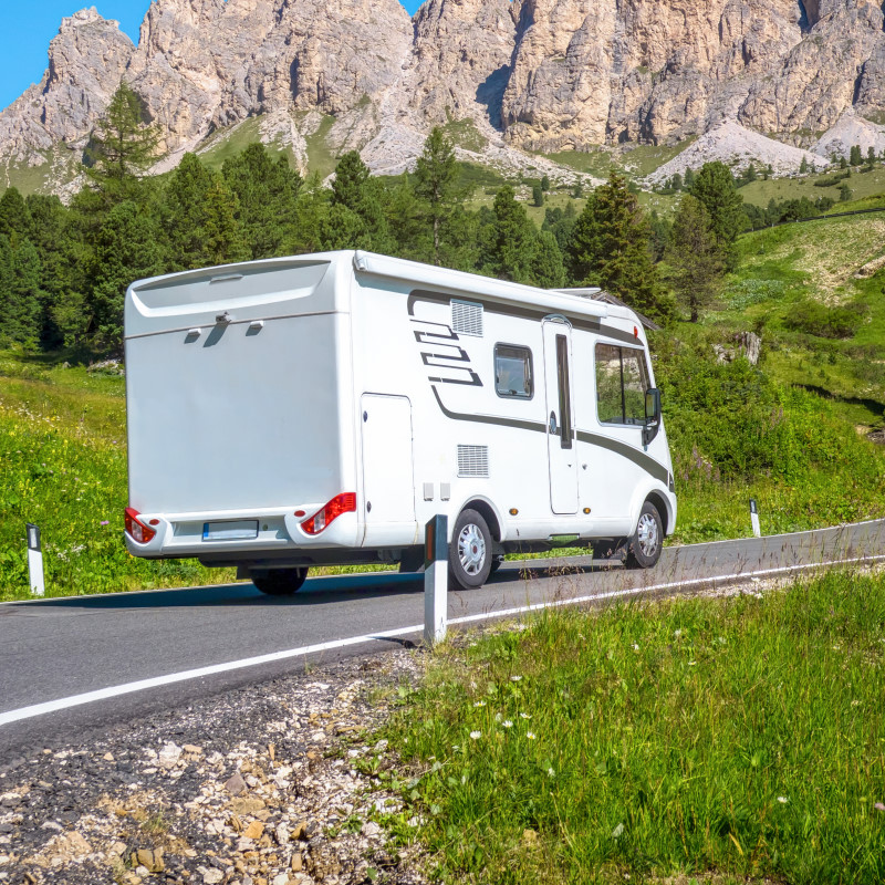 Vollintegriertes Reisemobil mit durchgehender Karosserie und großem Wohnraum